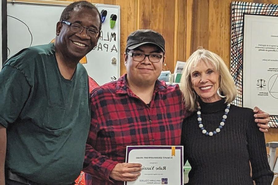 SJC Foundation Executive Director Gayle Dean, Rabe Yazzie and SJC Professor of 数学 Gerald Williams.